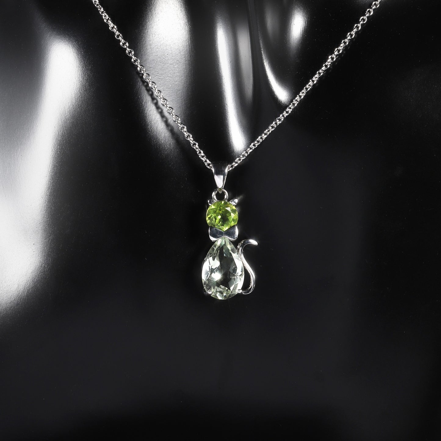 Kemstone – exquisite Halskette mit Katzenanhänger aus natürlichem Edelstein mit Akzenten aus grünem Amethyst und Peridot, 45,7 cm, K23515N