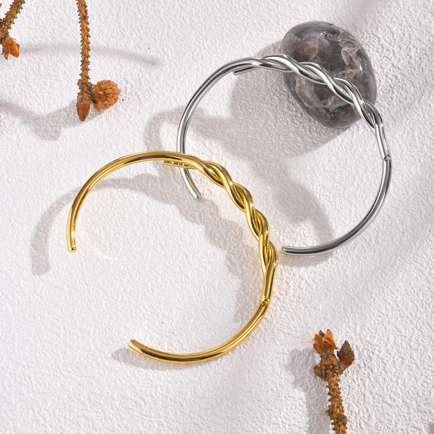 Brazalete abierto vintage de cable trenzado dorado – Joyería de acero inoxidable hipoalergénica para mujer (grabado personalizado disponible) B-606
