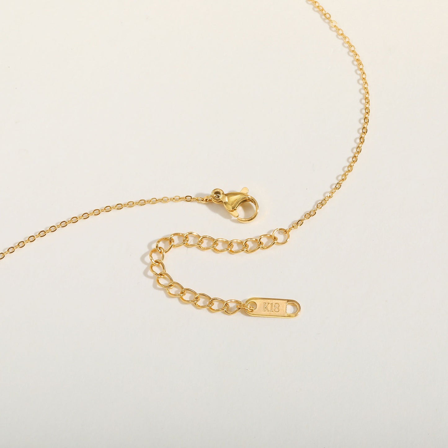 Collar minimalista Kemstone de acero inoxidable con borlas en forma de Y y cuentas espaciadoras cuadradas: detalles dorados atemporales para una elegancia cotidiana NC-2049
