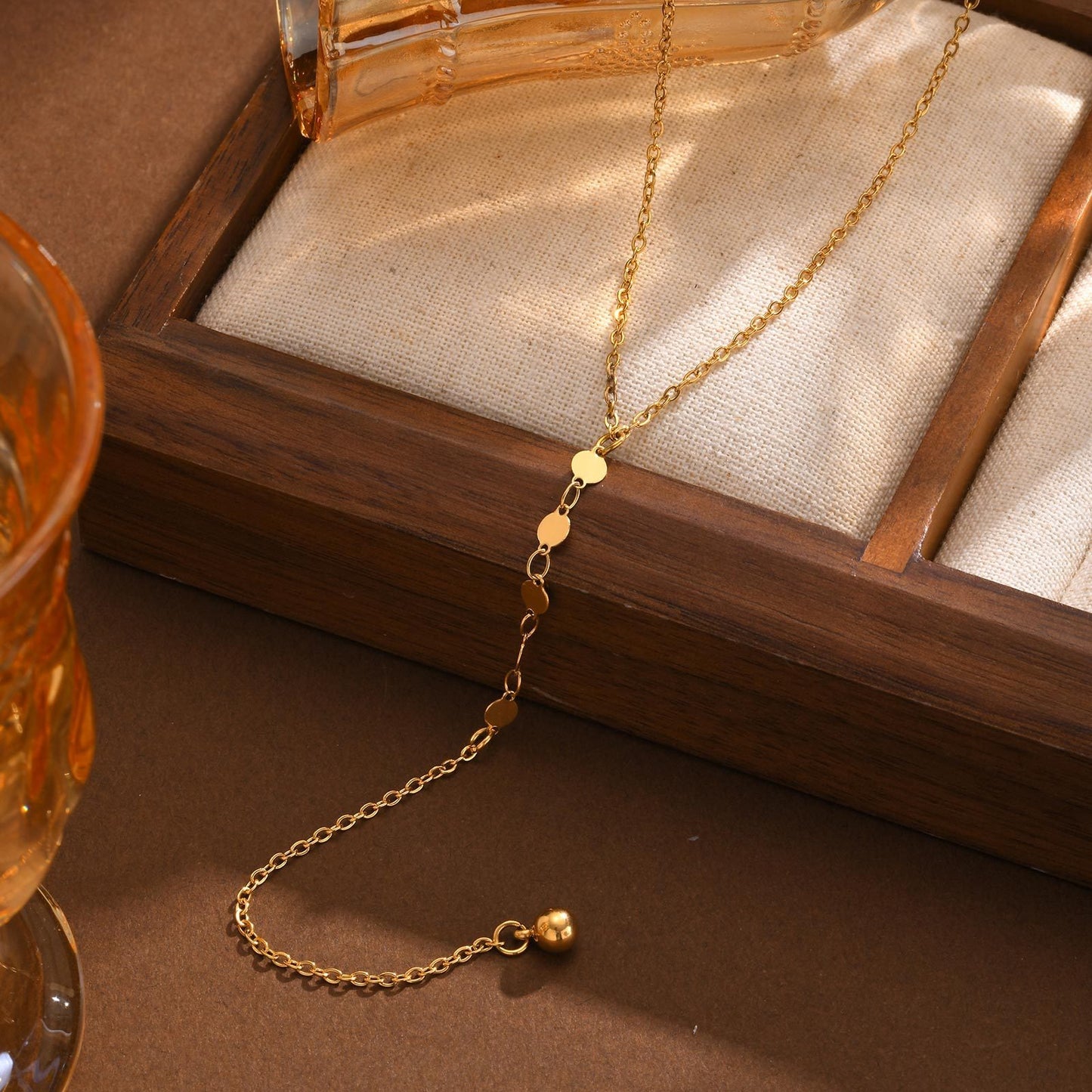Collar de cadena cruzada plana en forma de Y de acero inoxidable con colgante de disco redondo y esfera - Joyería minimalista moderna para mujer NC-1972