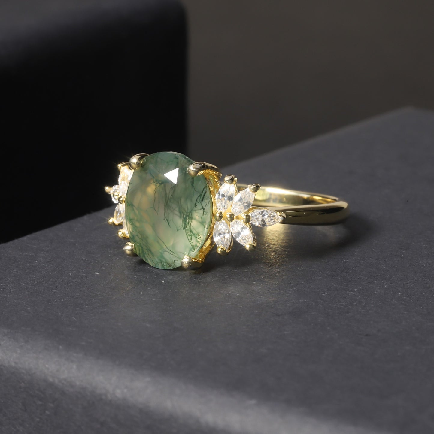Anello di fidanzamento in agata muschiata in argento sterling placcato oro 18k, realizzato a mano da Kemstone, dal design originale.