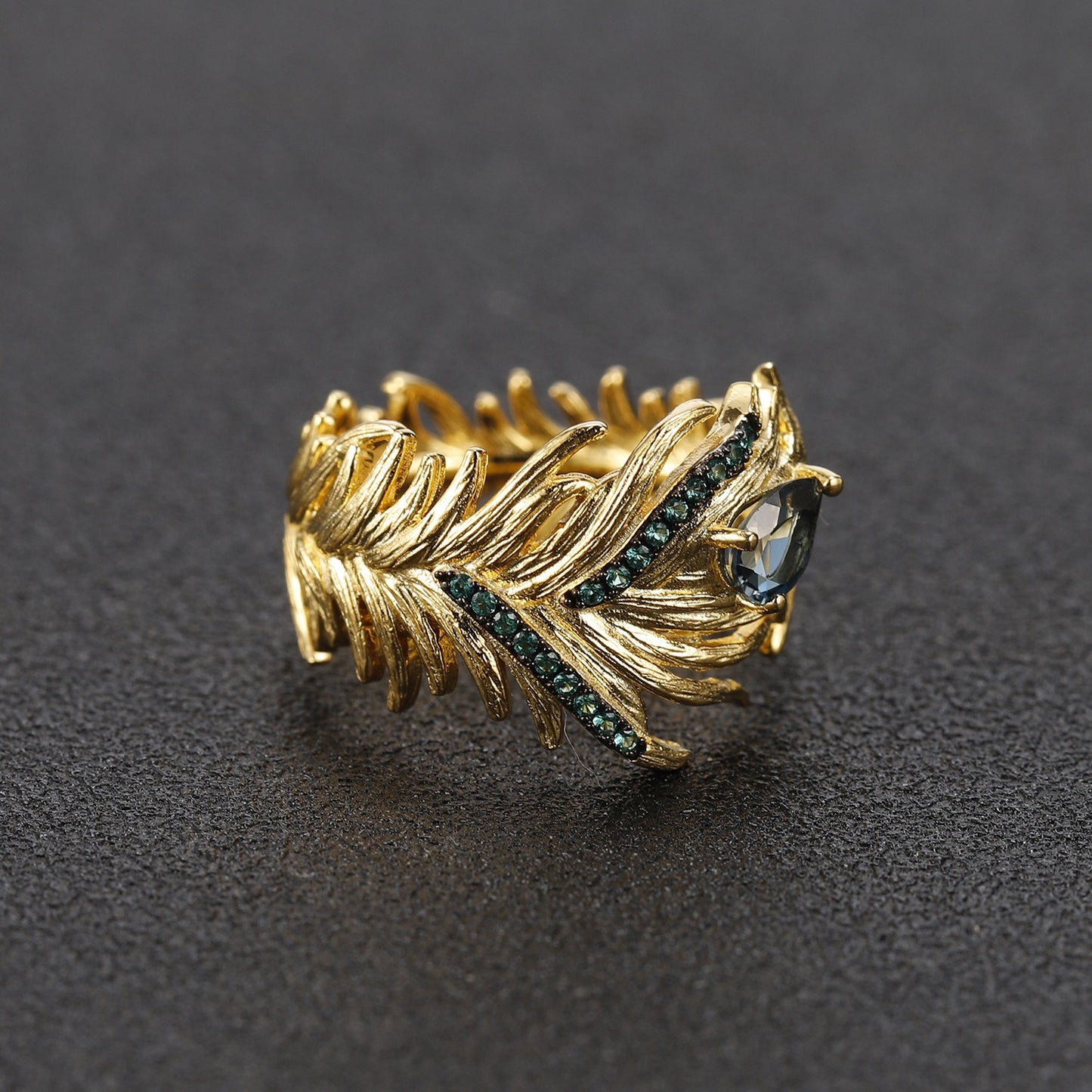 Anillo abierto ajustable con pluma de topacio azul Londres natural, diseño original, hecho a mano por Kemstone