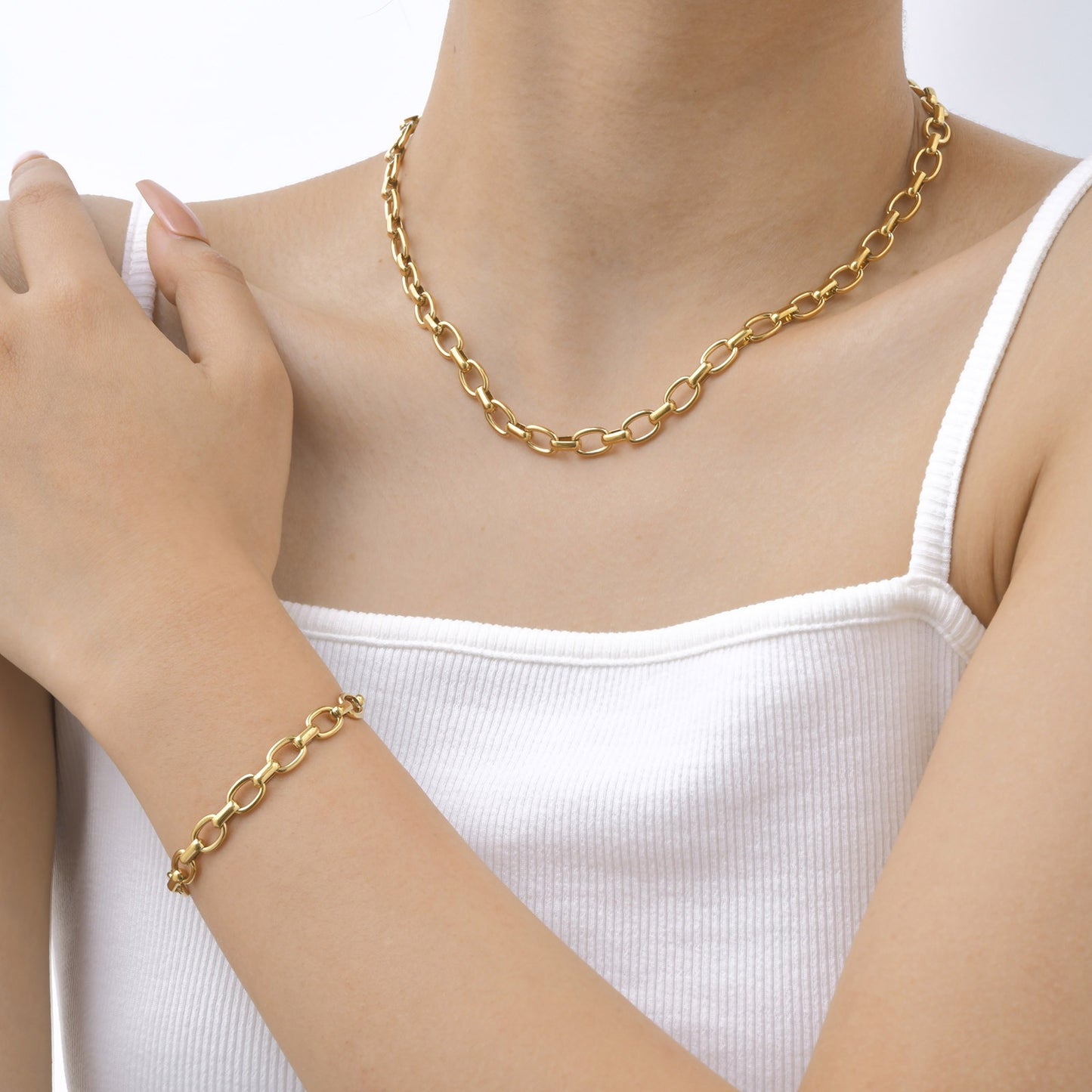 Pulsera Kemstone de acero inoxidable con eslabones, hecha a mano y con un diseño geométrico audaz en un vibrante tono dorado para el día a día de la mujer. BR-2343