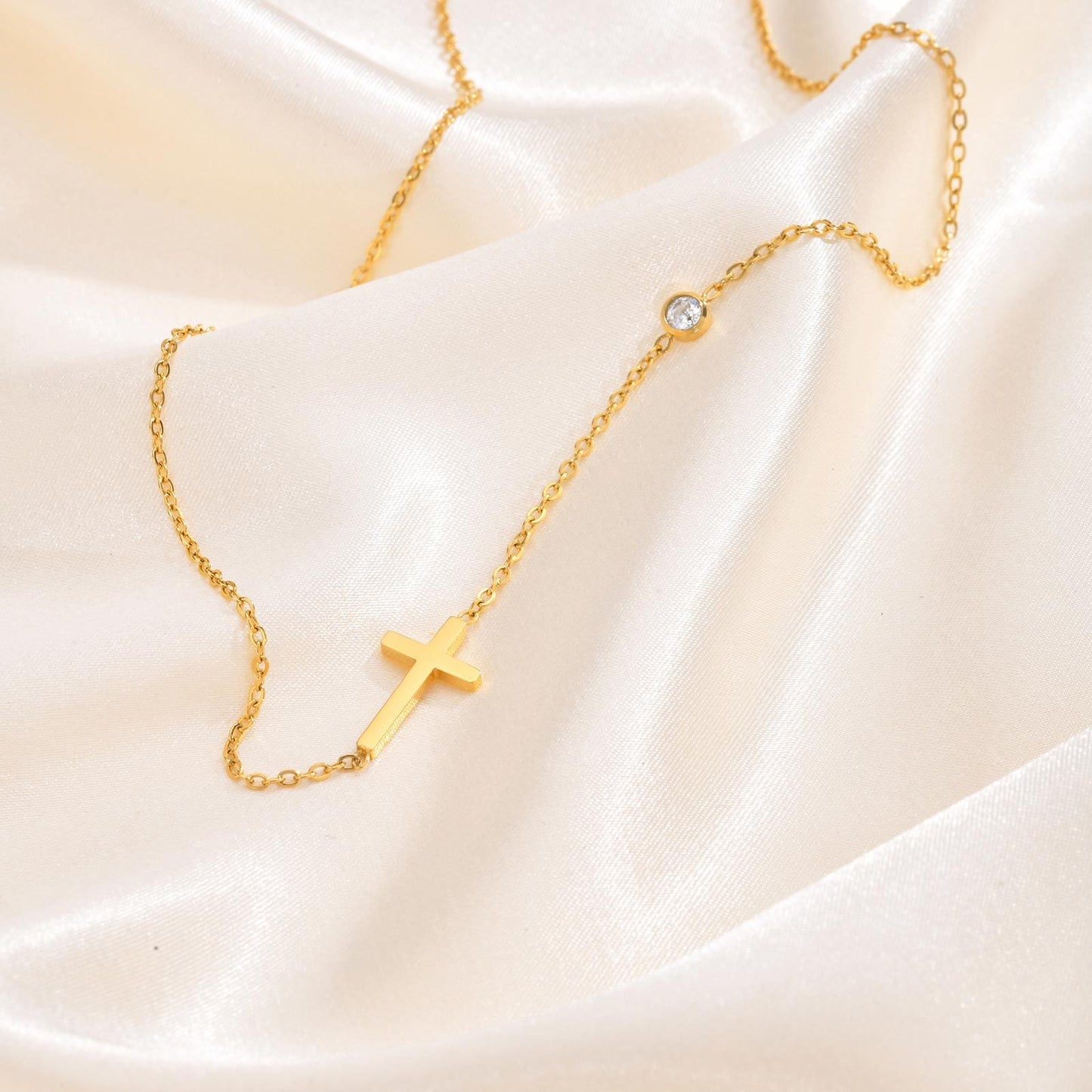 Collar con colgante de cruz de resplandor eterno - Joyería de acero inoxidable con circonitas blancas en tono dorado para mujer, hipoalergénico, elegante y cotidiano NC-782