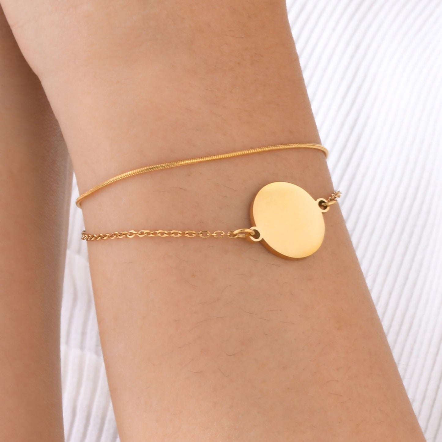 Pulsera de cadena doble de acero inoxidable con grabado personalizado para mujer | Elegante joya apilable de oro con dije personalizado BR1994