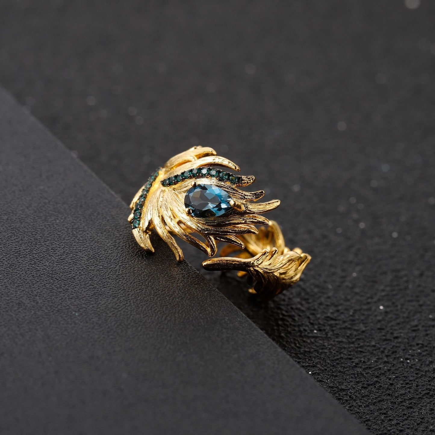 Anillo abierto ajustable con pluma de topacio azul Londres natural, diseño original, hecho a mano por Kemstone