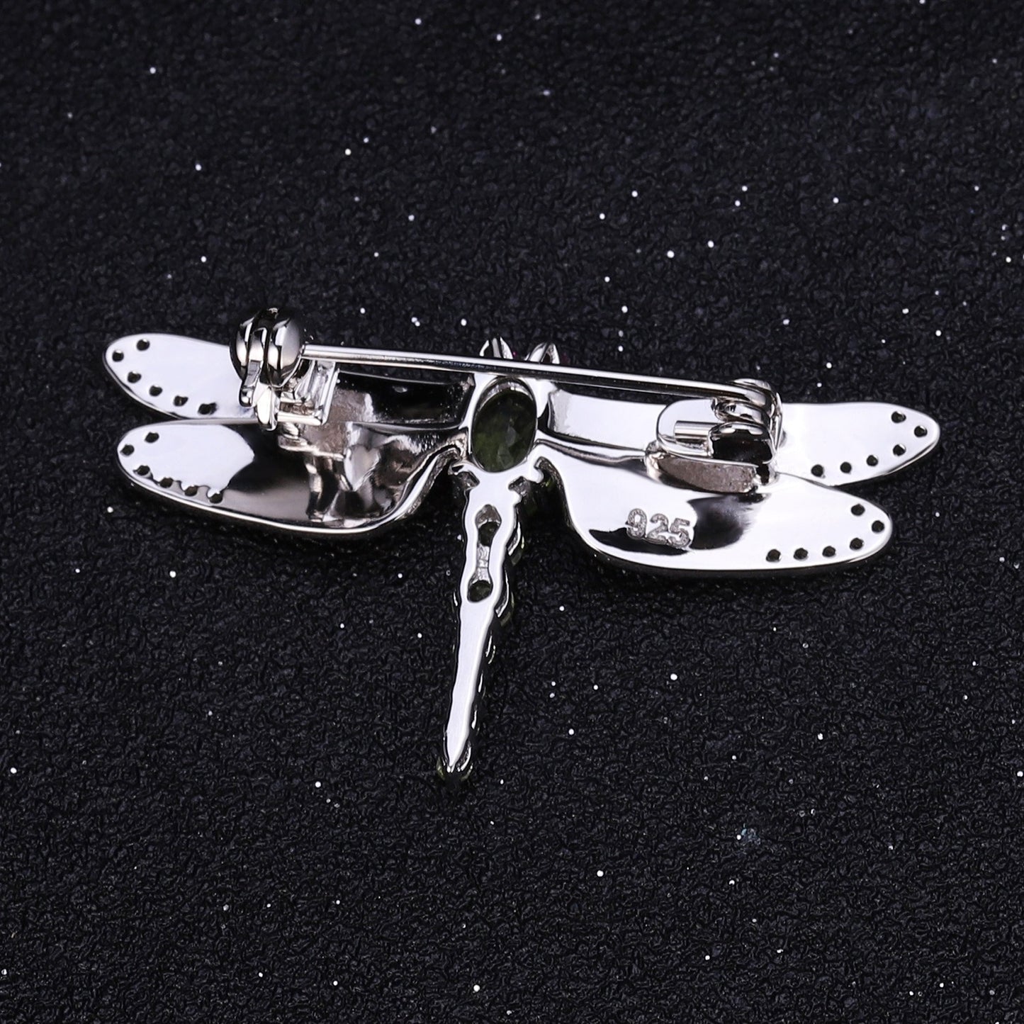 Spilla a forma di libellula in argento sterling 925, realizzata a mano da Kemstone, con dettagli in peridoto e rubino creato in laboratorio.