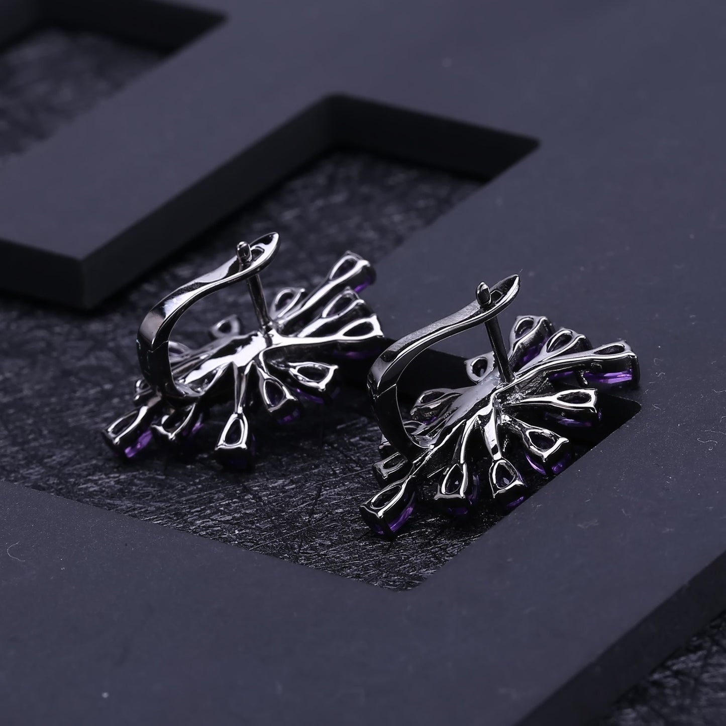 Orecchini pendenti geometrici Kemstone dal design originale e artigianale con ametista naturale e smeraldo nano verde in argento S925 - Eleganza celeste