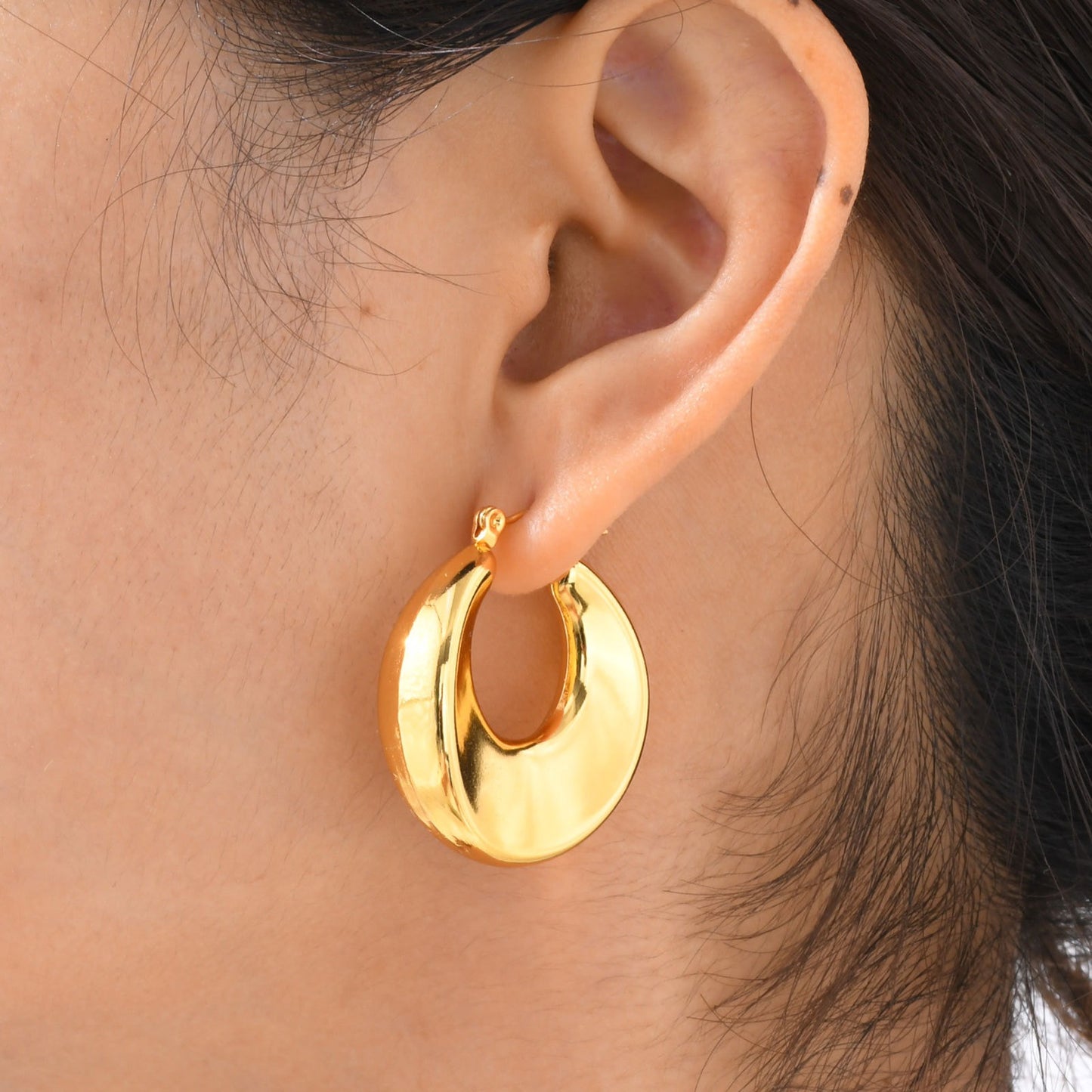 Elegantes y modernos pendientes de aro de acero inoxidable dorado en forma de C: glamour minimalista para una elegancia cotidiana EH-723