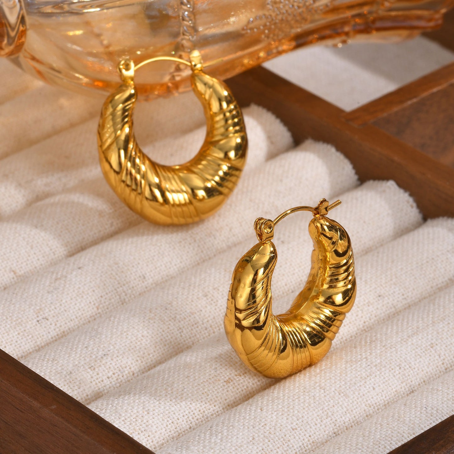 Pendientes de aro dorados texturizados en forma de C - Joyería de acero inoxidable con relieve para mujer (Regalo hipoalergénico de lujo con grabado personalizado) EH-724