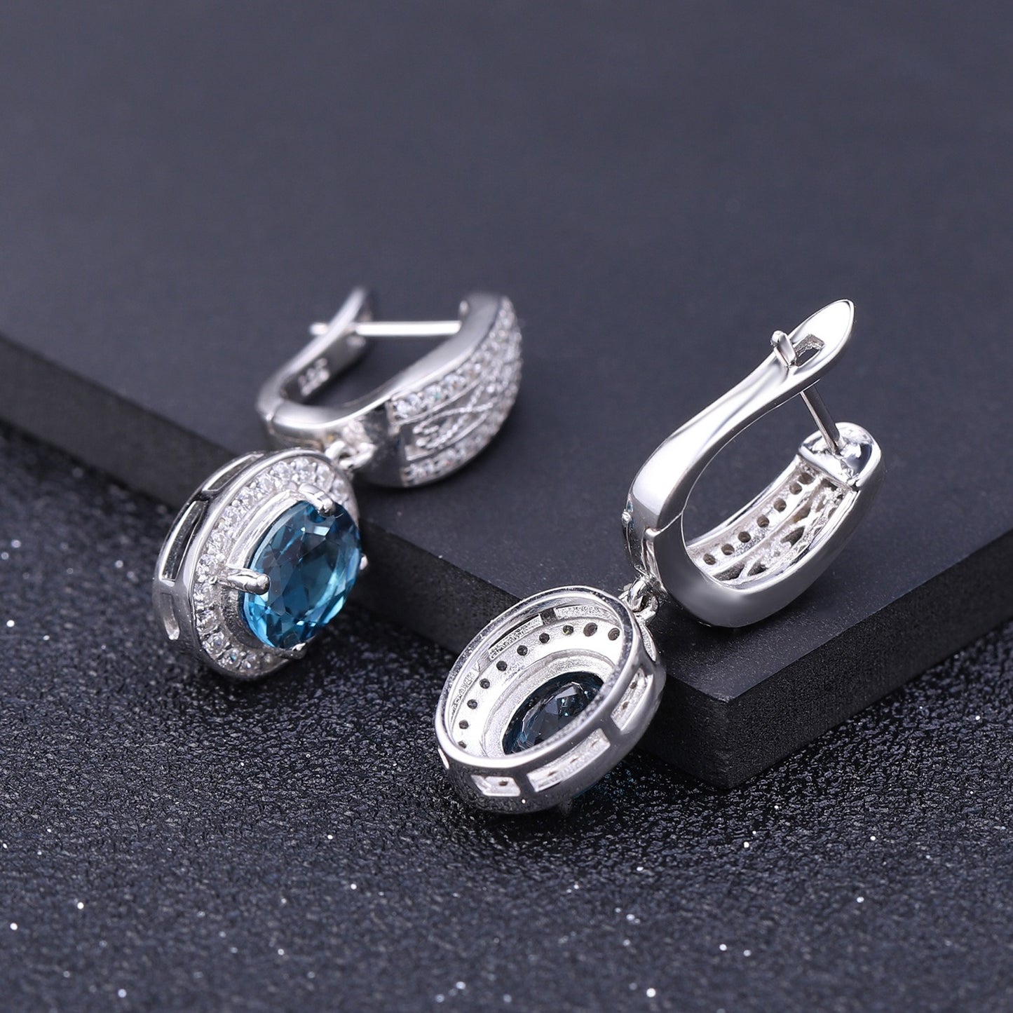 Pendientes colgantes elegantes de topacio azul Londres natural, diseño original, hechos a mano por Kemstone | Plata de ley 925, K23614E