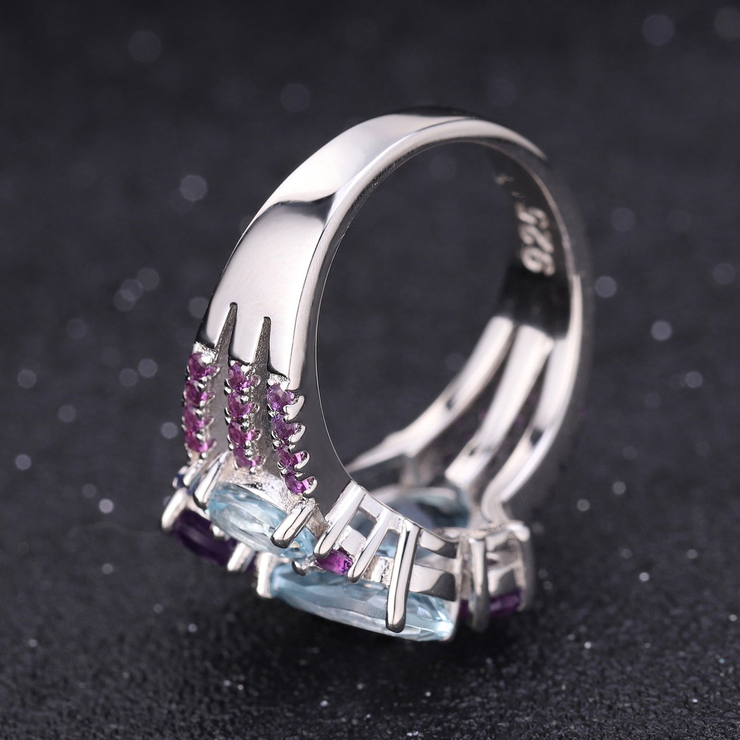 Anillo de cóctel de topacio azul cielo y amatista, diseño original artesanal de Kemstone, en plata de ley 925.