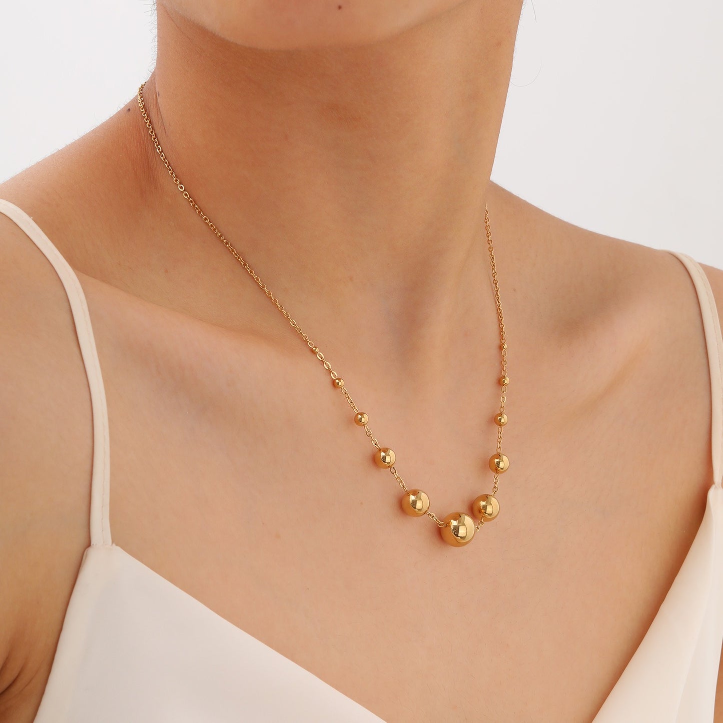 Elegante collar de acero inoxidable con esfera dorada para mujer NC-1945