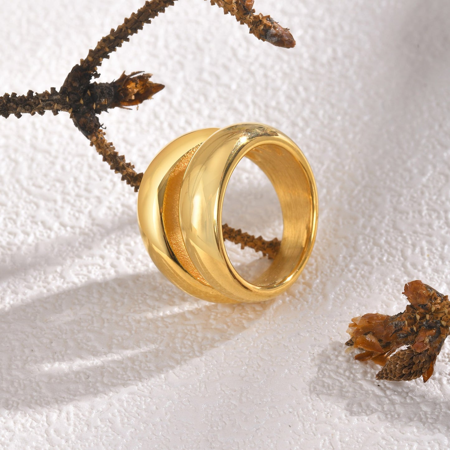 Anello geometrico in acciaio inossidabile con superficie liscia color oro per donna - Gioielli minimalisti per l'eleganza quotidiana RC-718