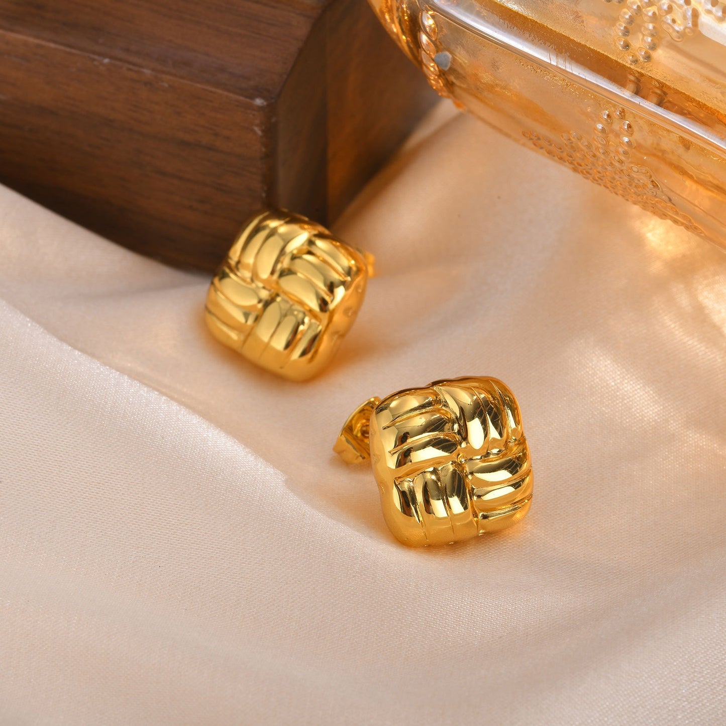 Aretes cuadrados tejidos artesanalmente | Joyería geométrica de acero inoxidable en tono dorado para mujeres modernas ES627