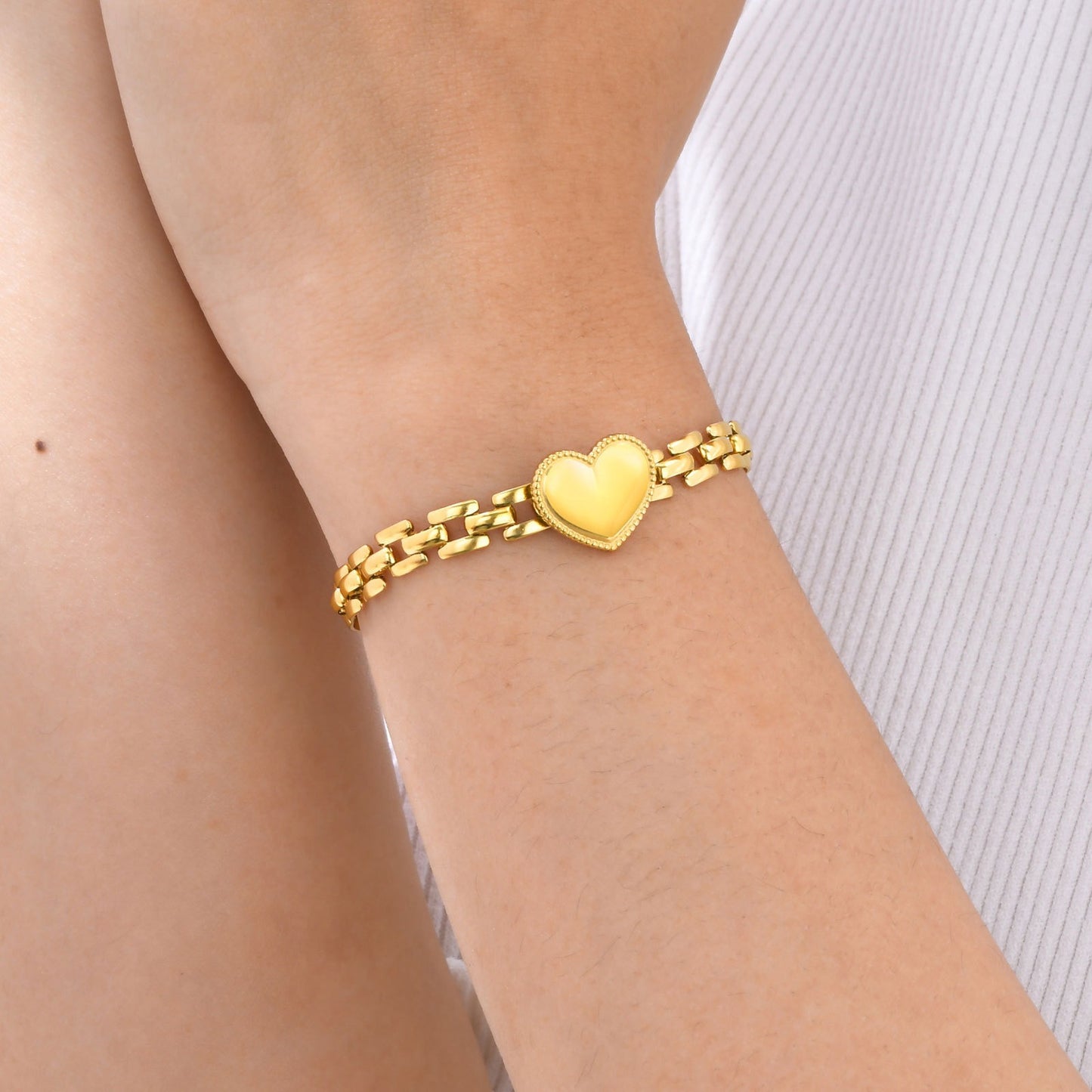 Elegante pulsera de acero de titanio con forma de corazón para mujer - Grabado personalizable, cadena dorada, ideal para uso diario y regalos BR-2370