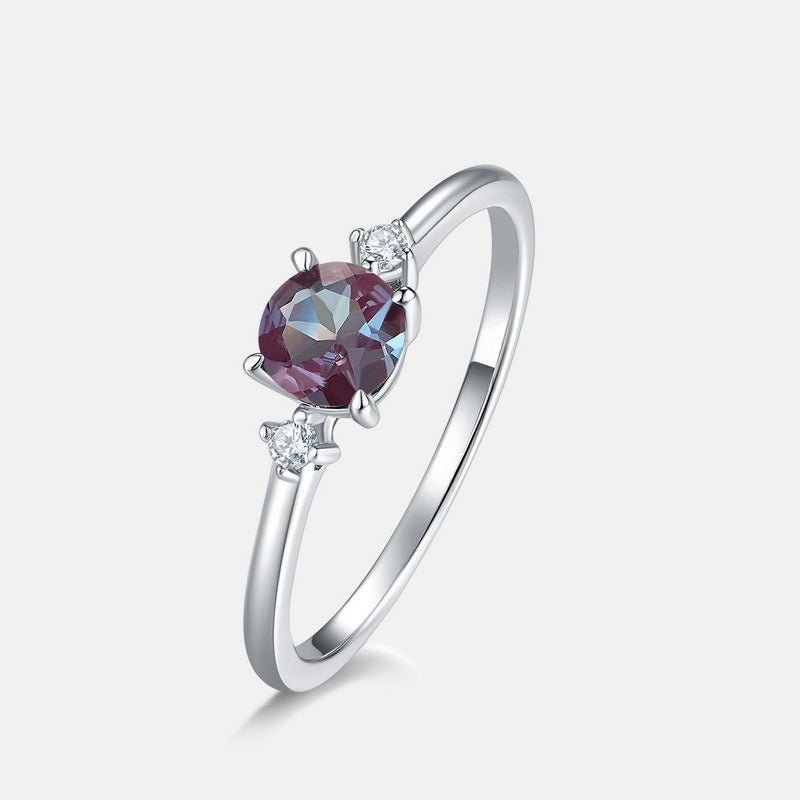 Anillo de alejandrita moderno, diseño original artesanal de Kemstone - Plata S925 con baño de platino y diseño geométrico