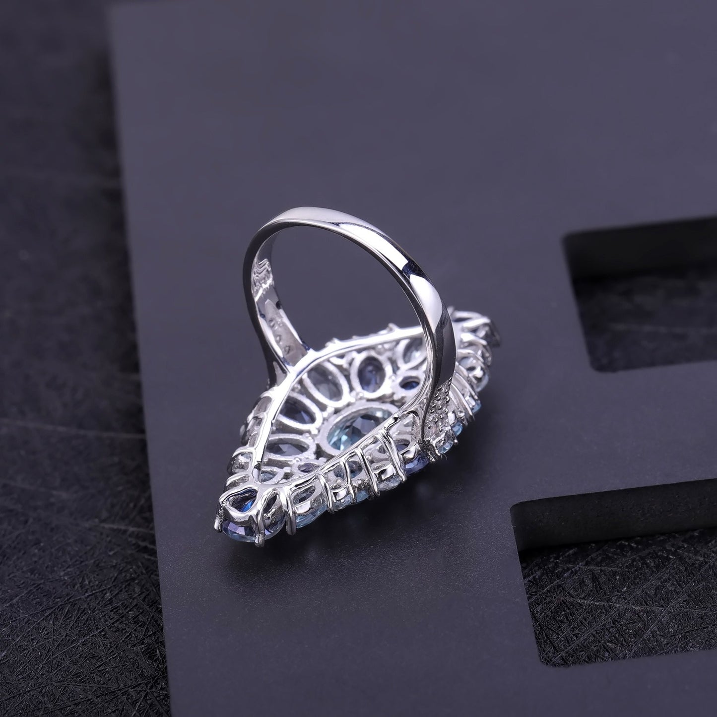 Anillo de plata de ley 925 con topacio natural en forma de flor, elaborado a mano por Kemstone. Diseño original.