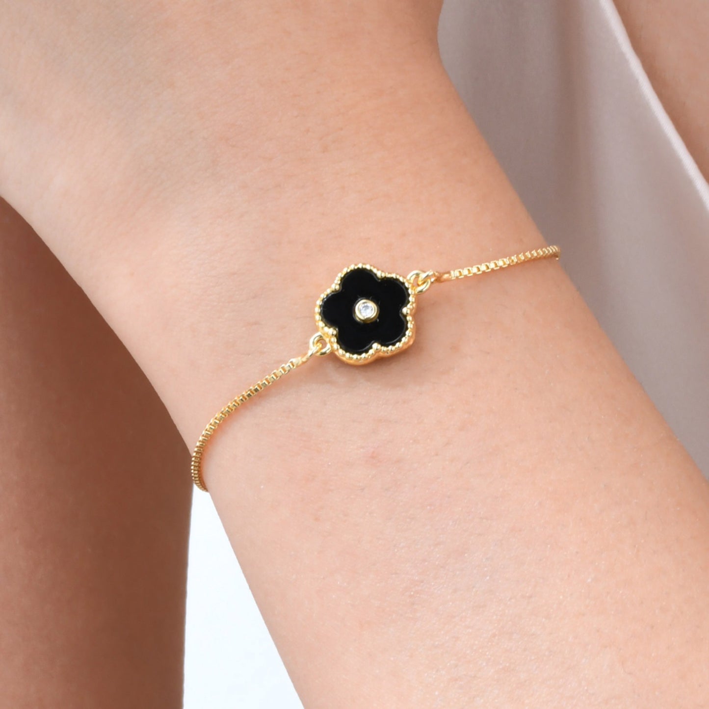 Pulsera de cadena ajustable de cobre con detalles de circonitas cúbicas florales negras Kemstone y acabado dorado: una joya versátil para la elegancia diaria PBR-038