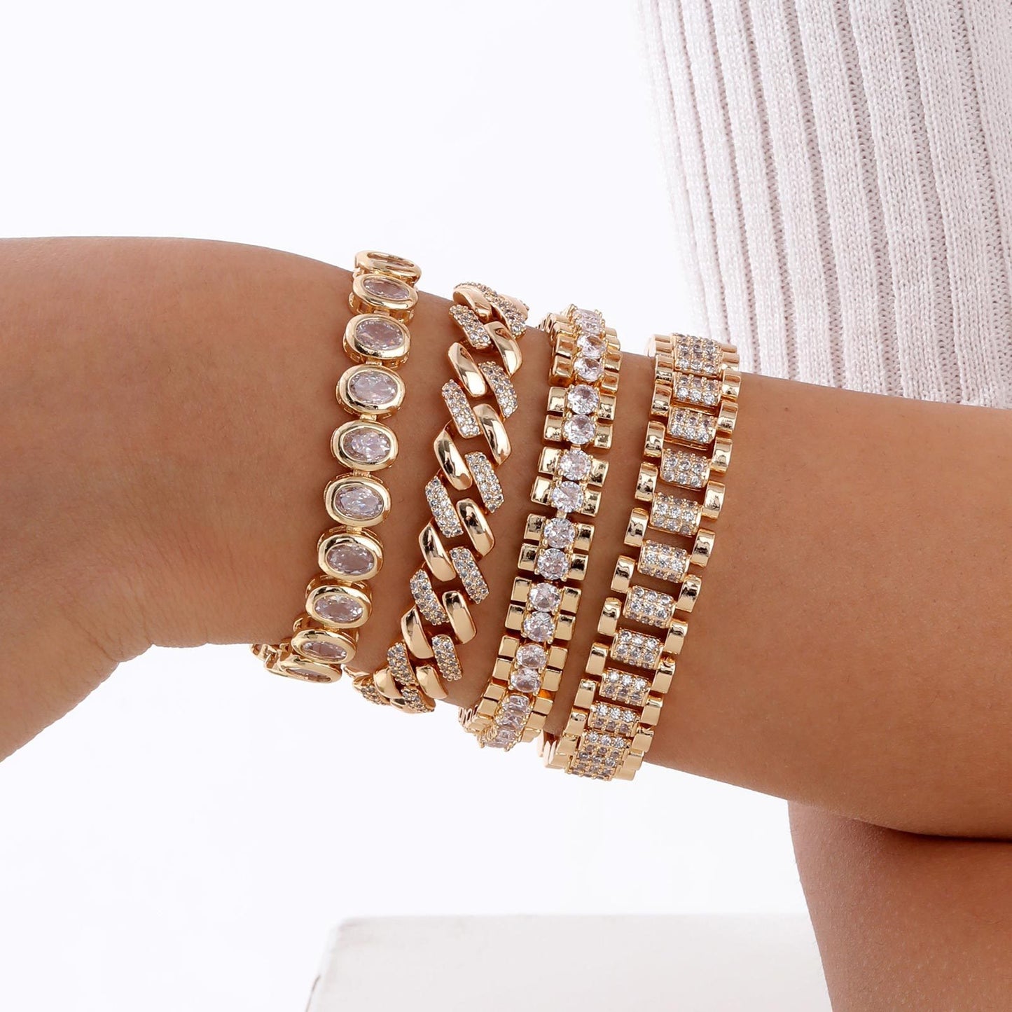 Pulsera gruesa de cobre y circonita en tono dorado para mujer: cadena llamativa con detalles art déco PBR-219
