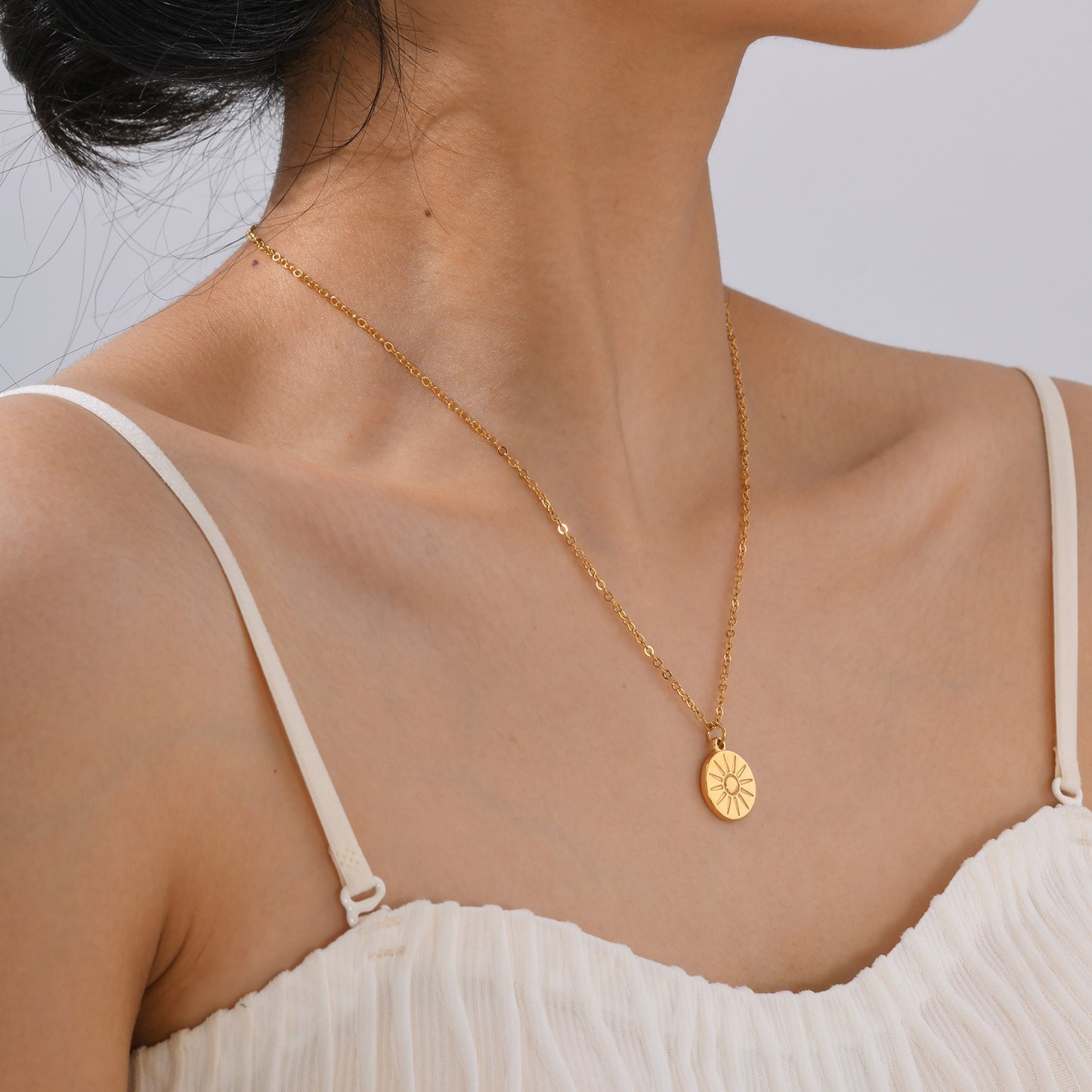 Elegante collar con colgante circular dorado - Cadena minimalista de acero inoxidable para clavícula para mujer NC-1854