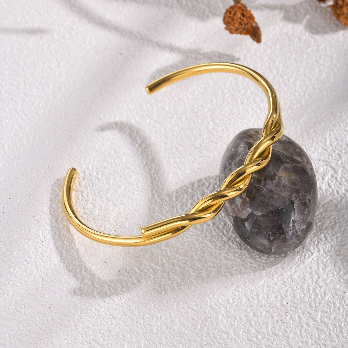 Brazalete abierto vintage de cable trenzado dorado – Joyería de acero inoxidable hipoalergénica para mujer (grabado personalizado disponible) B-606