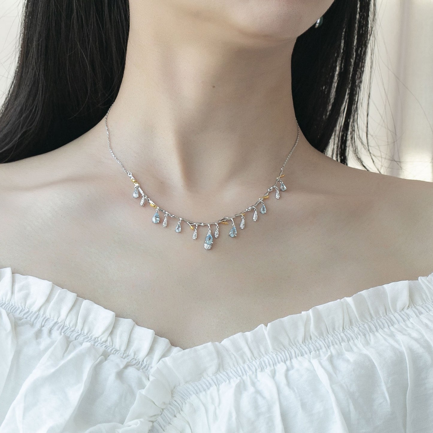 Collana girocollo di lusso con pietre preziose Kemstone, realizzata a mano e dal design originale | Topazio azzurro cielo naturale | Argento Sterling 925 + placcato oro