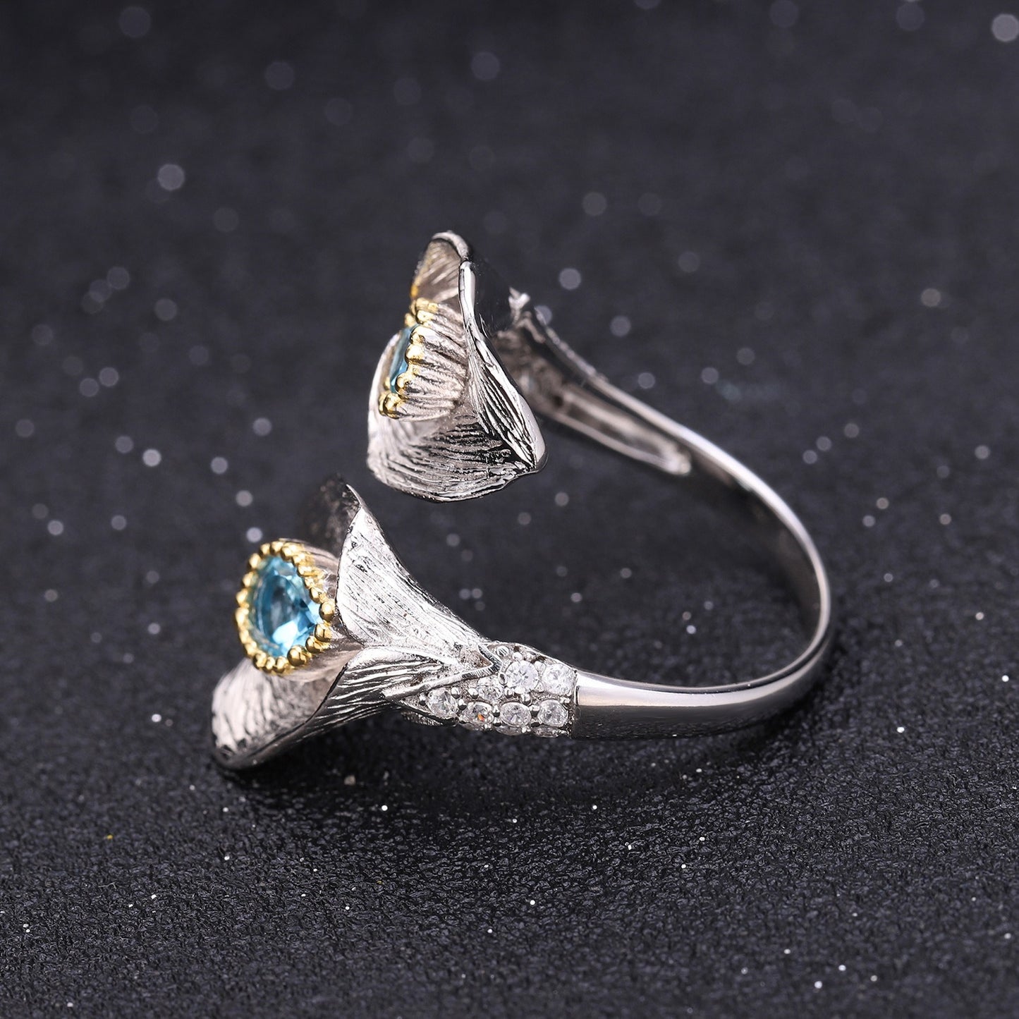 Anillos abiertos en forma de hoja de plata de ley con diseño original artesanal de Kemstone y piedras preciosas de topacio azul suizo natural.