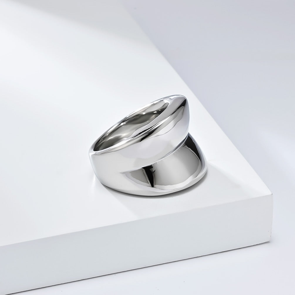 Anillo minimalista de acero de titanio chapado en oro para mujer: diseño geométrico exagerado, joyería de alta gama para el día a día con un elegante diseño K-R969