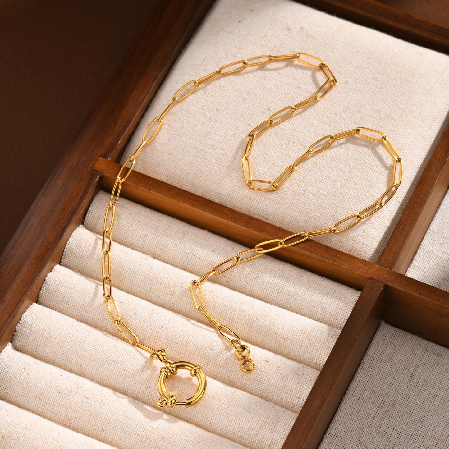 Collar de cadena rectangular geométrica de oro de 18 quilates con cierre de burbuja. Joyería moderna de acero inoxidable para mujer, ideal para combinar con otras piezas sin esfuerzo. 1887
