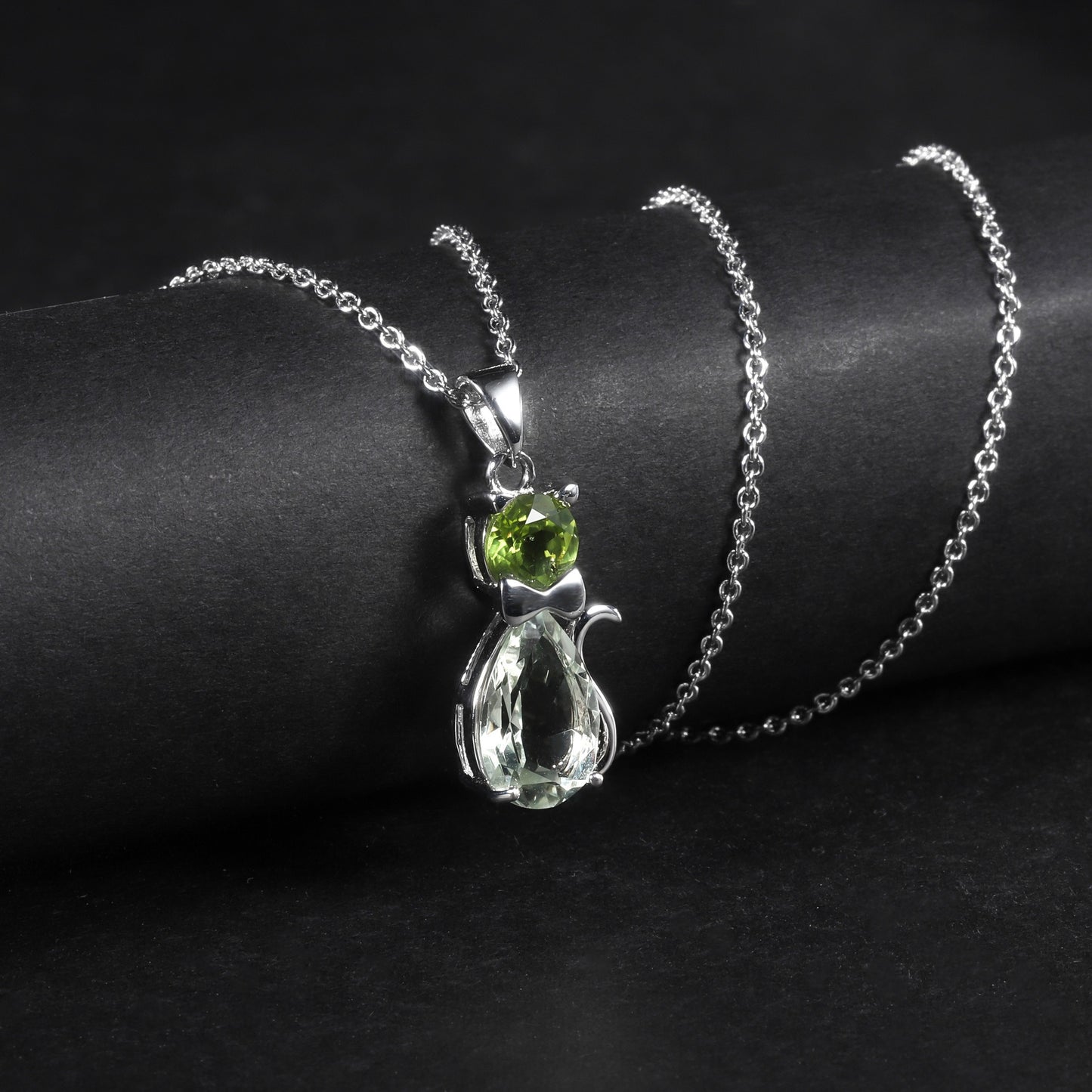 Kemstone – exquisite Halskette mit Katzenanhänger aus natürlichem Edelstein mit Akzenten aus grünem Amethyst und Peridot, 45,7 cm, K23515N