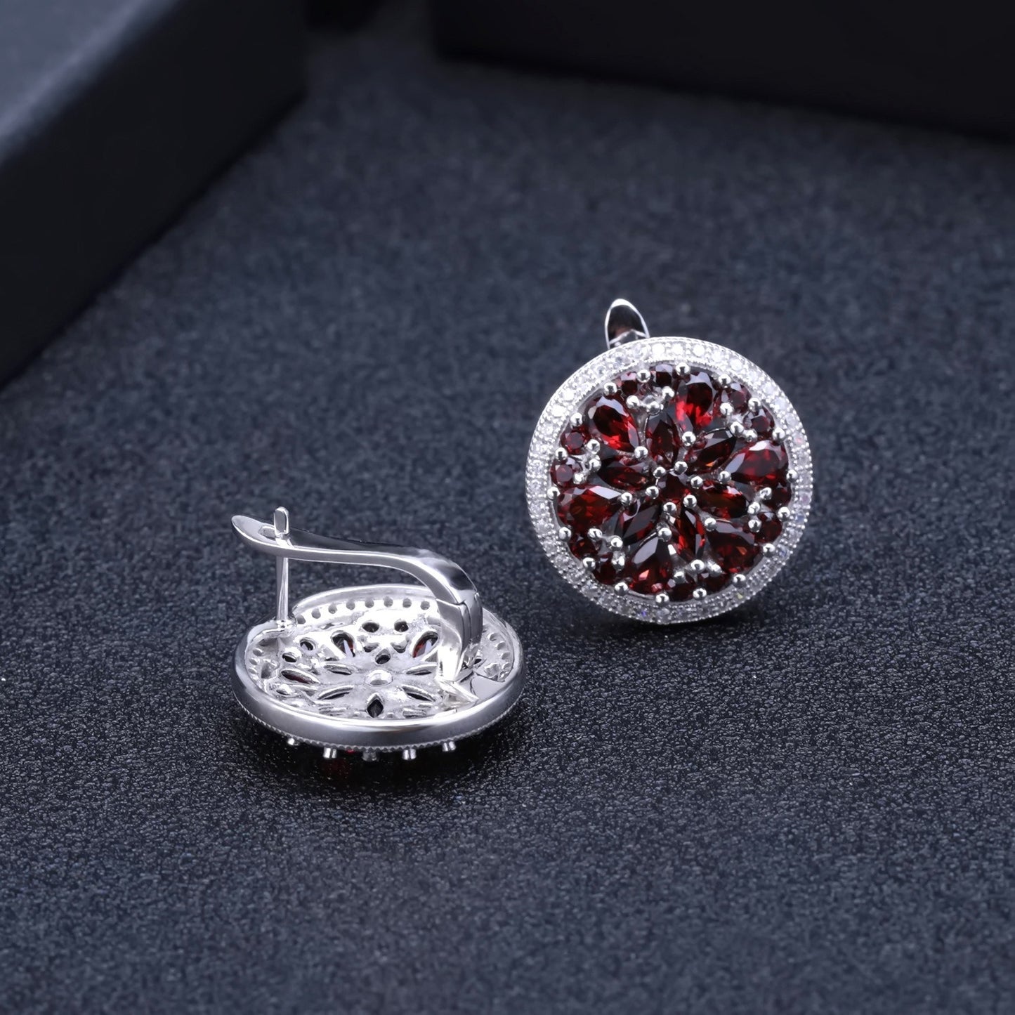 Pendientes Kemstone de plata de ley 925 con granate rojo y detalles de circonita cúbica, diseño original, hechos a mano, K245023E