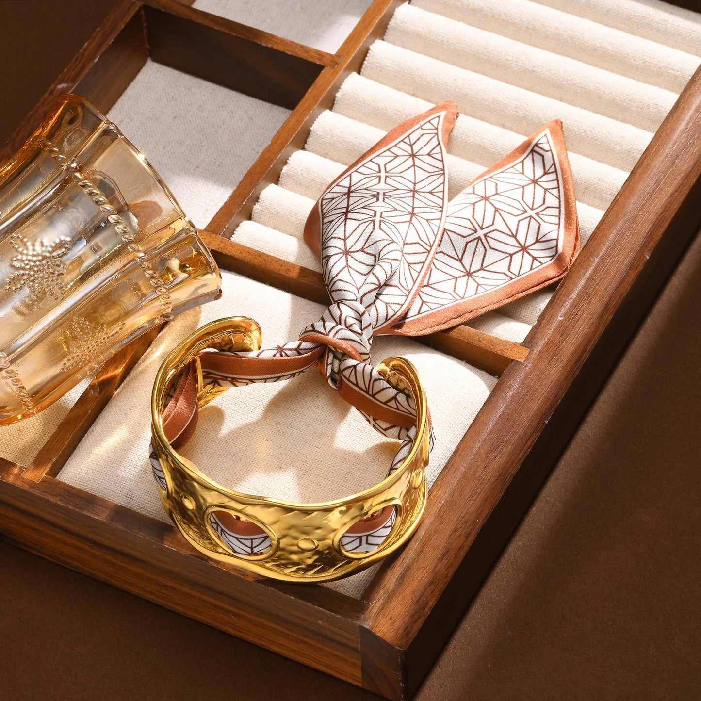 Elegante pulsera de acero inoxidable dorado con elegante nudo de seda: un accesorio imprescindible para mujer B-630