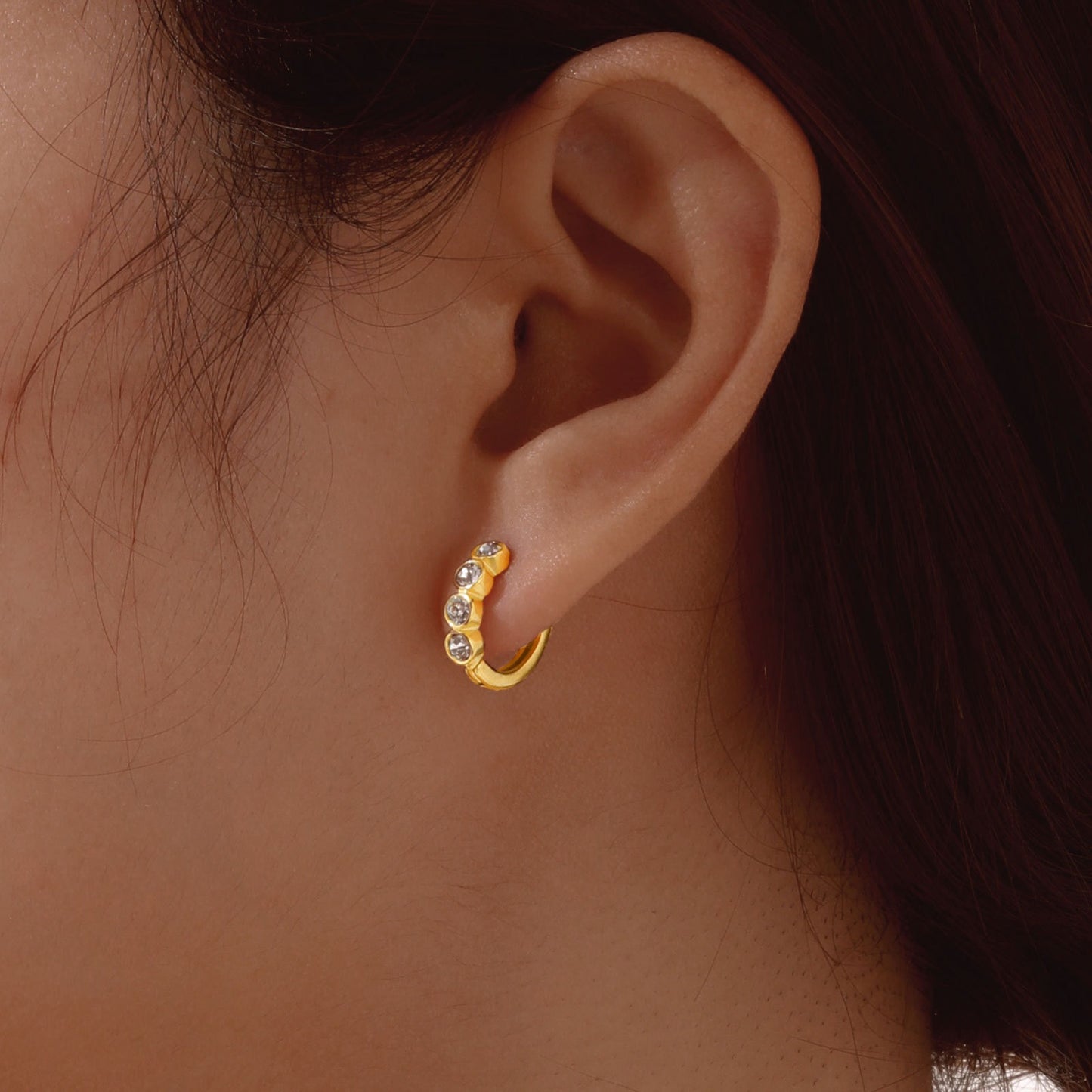 Preciosos aros de acero inoxidable dorado con circonitas: corazón, estrella, cruz y más estilos EH-722
