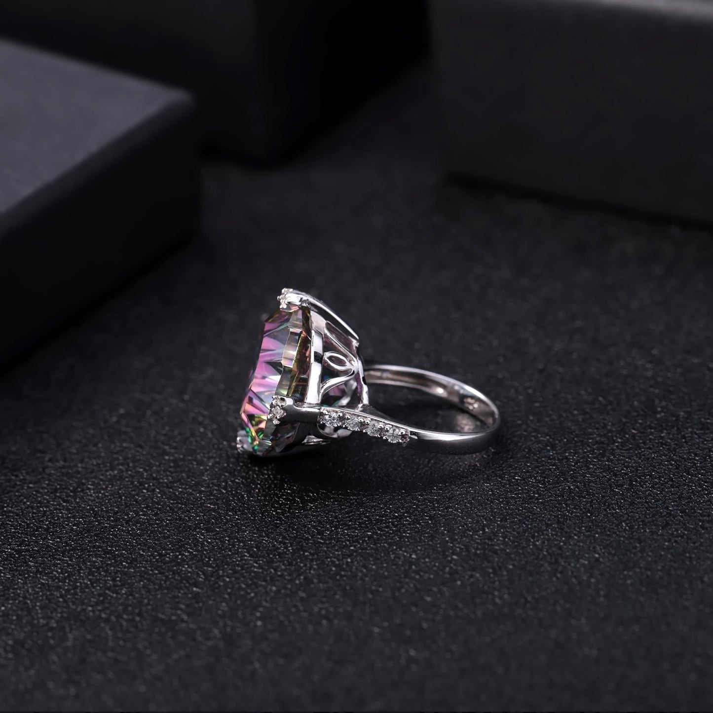 Anillo de plata de ley 925 con diseño original artesanal de Kemstone y cuarzo místico de 24,21 quilates. Diseño geométrico, engaste en garras y brillo vibrante. Joyería llamativa.