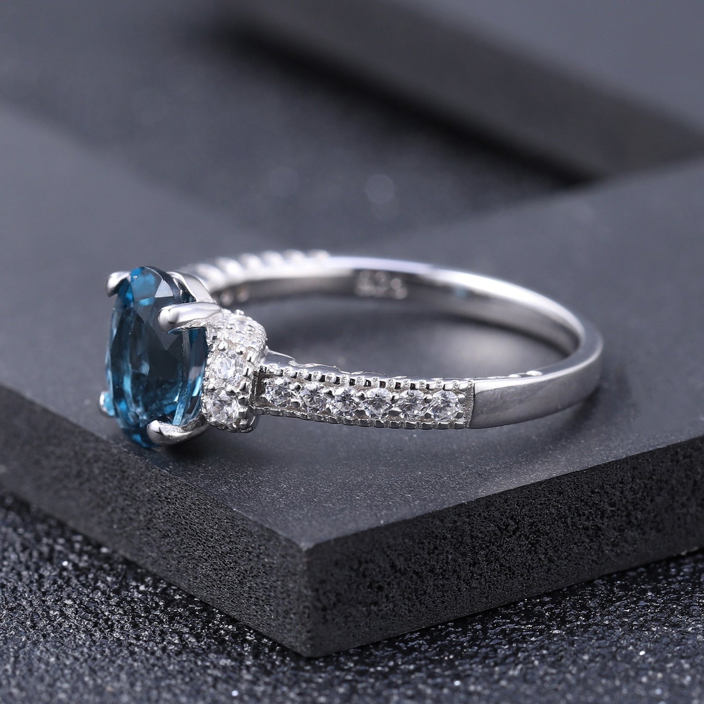 Anillo de topacio azul de Londres de 1,57 ct, diseño original artesanal de Kemstone, en plata de ley S925 con circonita cúbica para mujer.