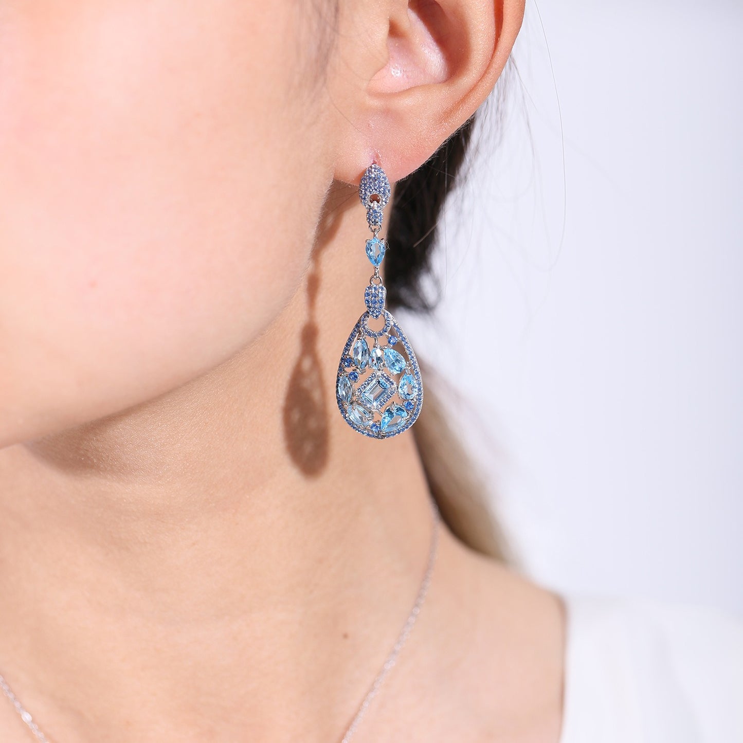 Pendientes de lágrima para mujer, diseño original, hechos a mano por Kemstone, con topacio azul natural y piedras preciosas multicolores.