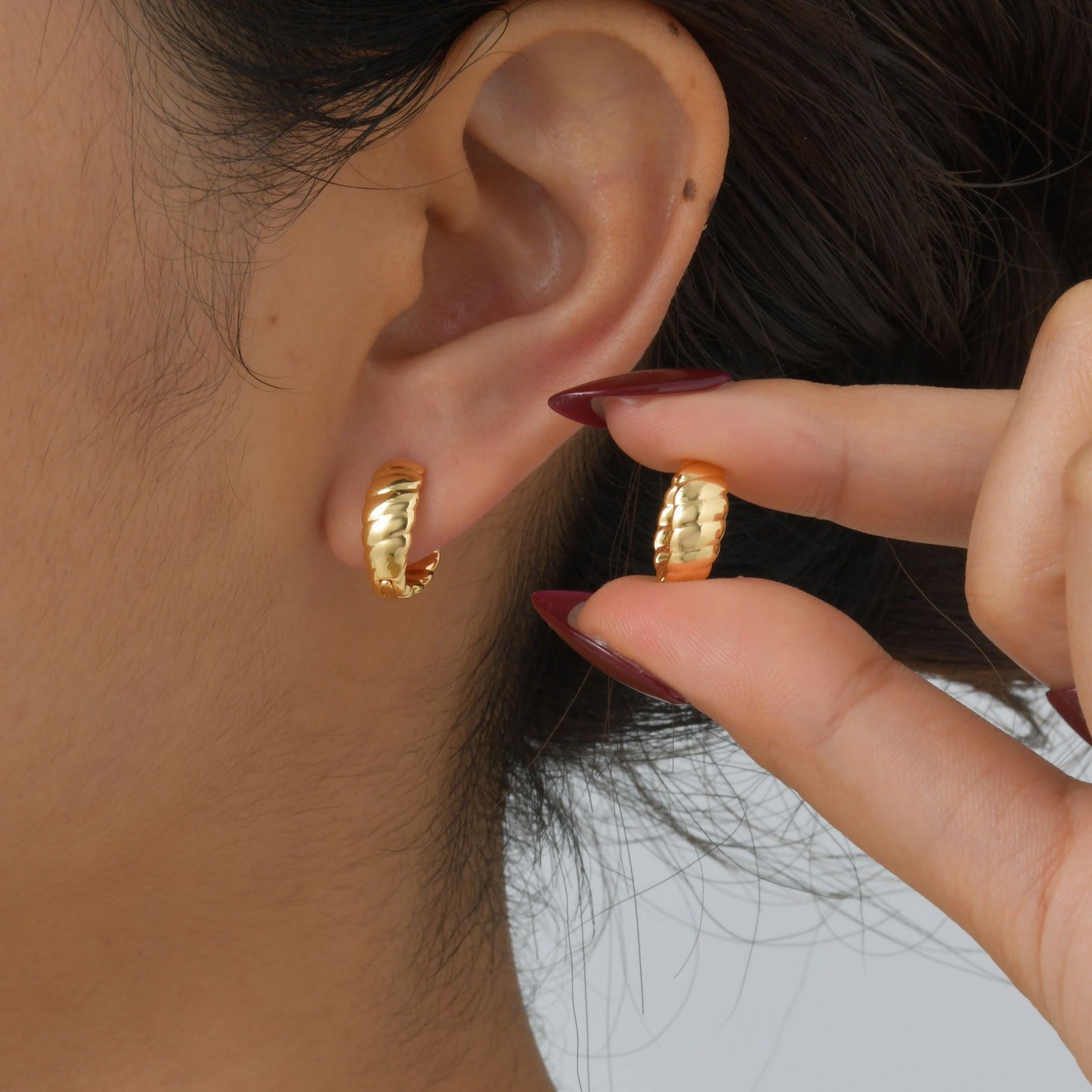 Pendiente de oreja en forma de U trenzado de cobre artesanal de Kemstone: joya ligera de inspiración bohemia para un toque de elegancia diaria y un regalo especial EBD-429