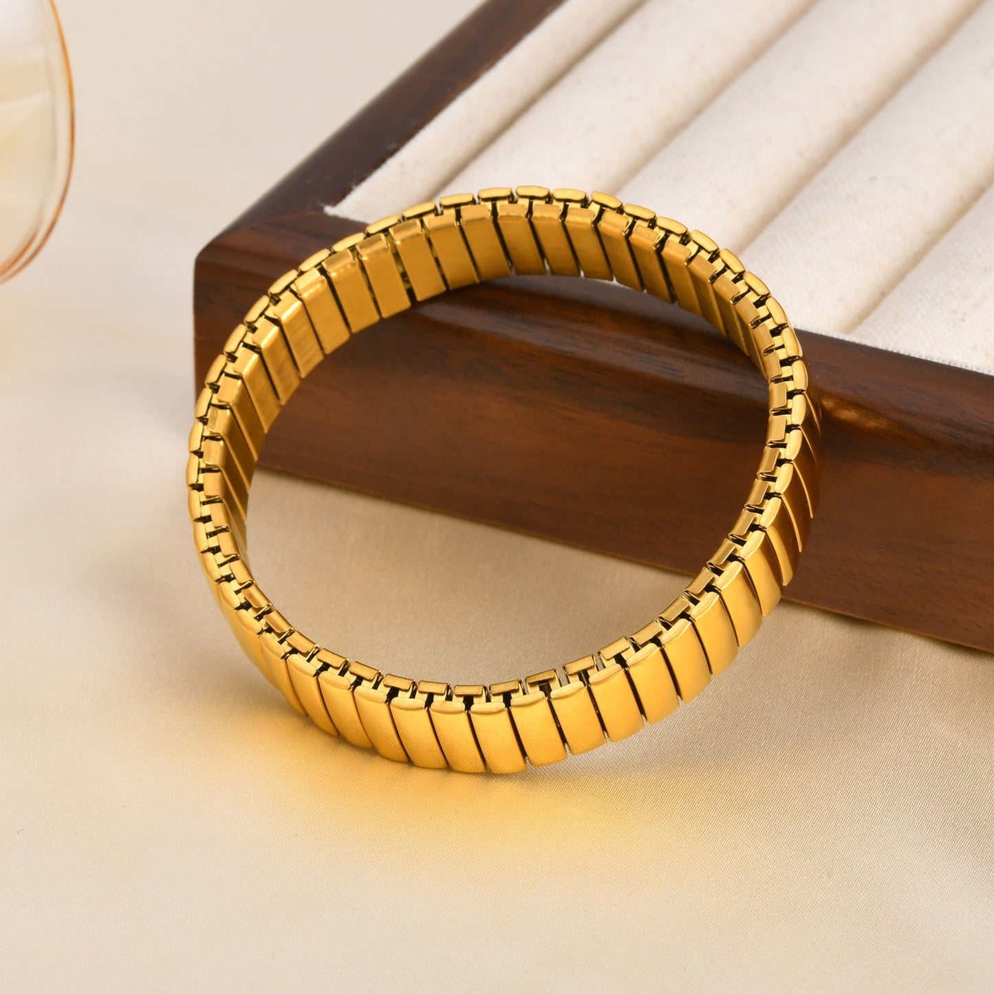 Pulsera elástica dorada para mujer | Joyería de acero inoxidable hipoalergénica con opciones de grabado láser B-633
