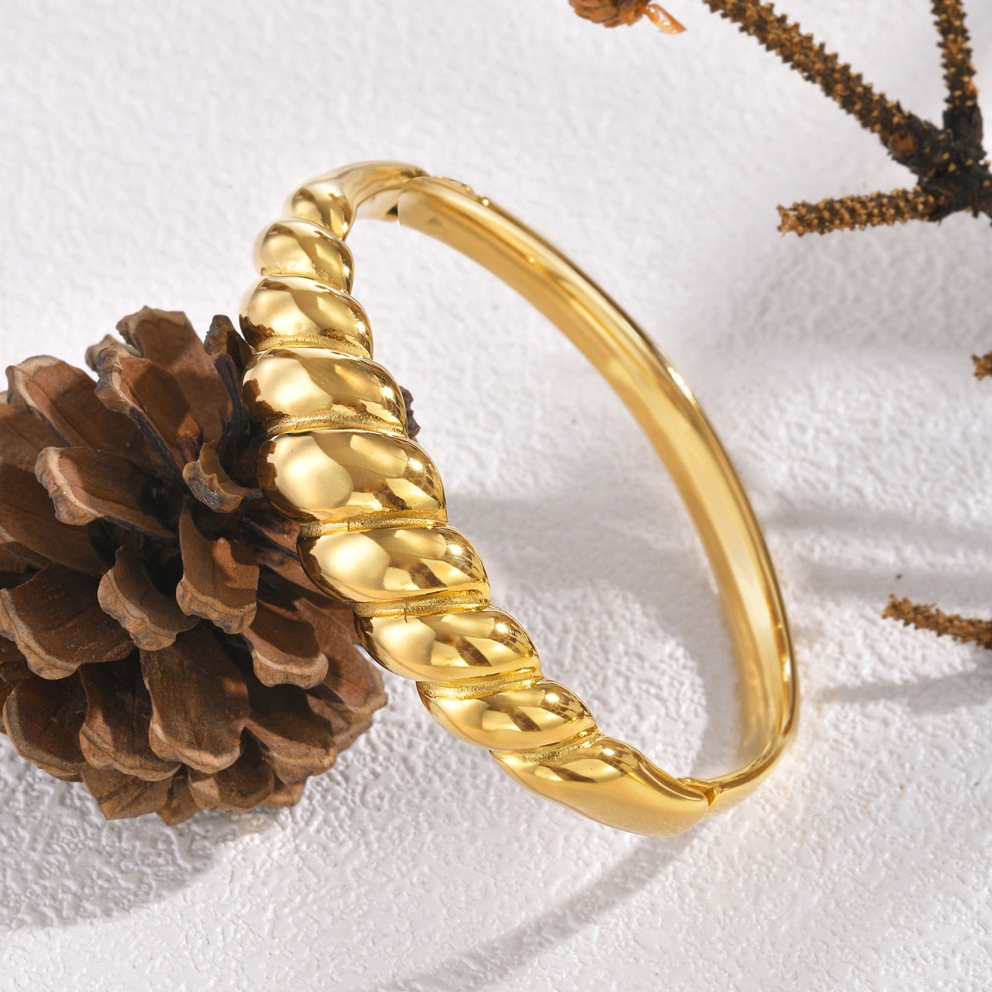 Bracciale Twist in acciaio inossidabile con finitura a specchio - Gioiello geometrico regolabile per donna, design minimalista dorato per l'eleganza quotidiana B-618