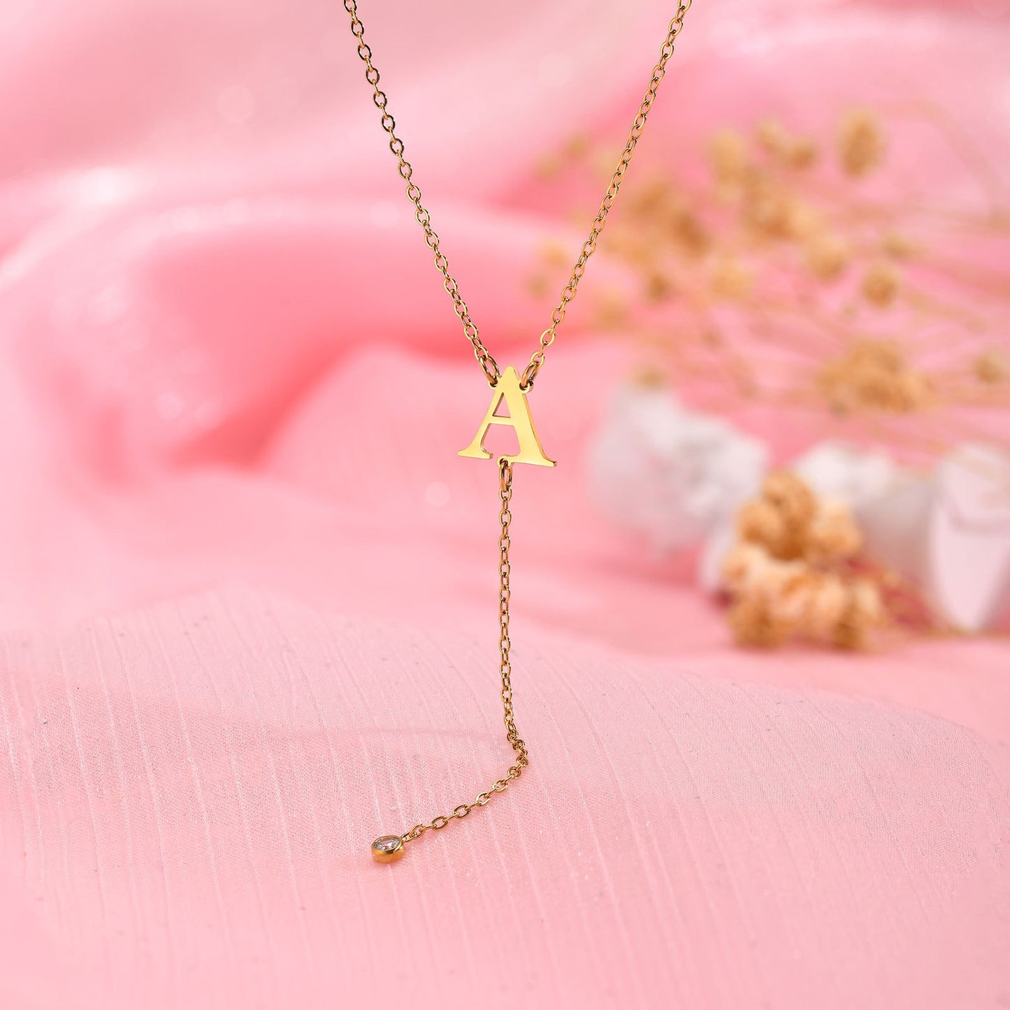 Collar de cadena cruzada plana de acero inoxidable con letra, circonita blanca y flecos dorados. Joyería minimalista personalizada para mujer. NC-1936G