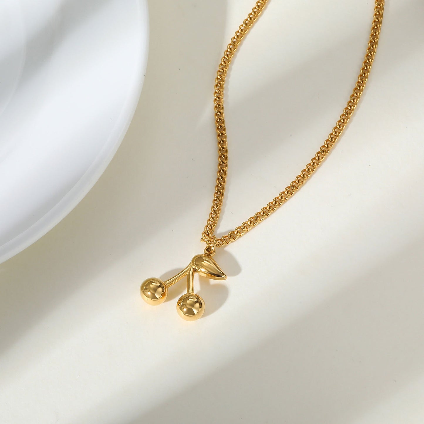 Collar minimalista de cadena cepillada de acero inoxidable Kemstone con colgante de flor de cerezo - Detalles dorados para mujer NC1968