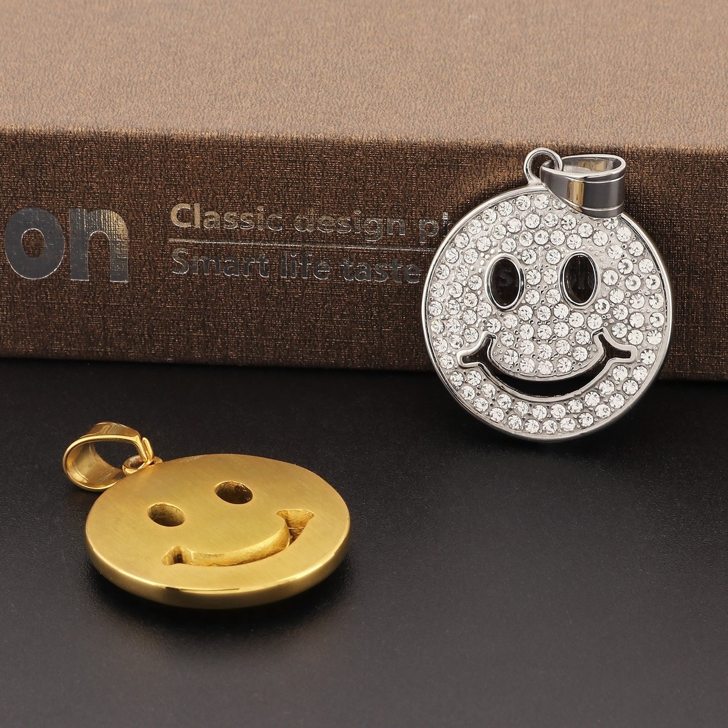 Colgante hip-hop Kemstone con cara sonriente - Collar de acero inoxidable, estilo urbano y chic, ideal para diario y fiestas KP130459