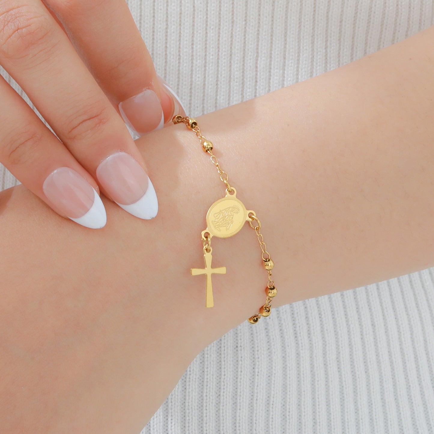 Elegante pulsera de cadena de cuentas de rosario de acero inoxidable con dije de cruz de la Virgen - Joyería espiritual hipoalergénica en tono dorado para mujer BR-2234
