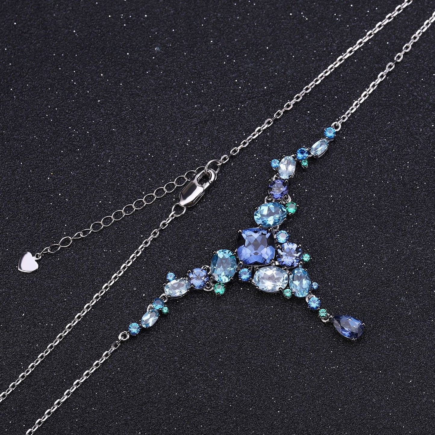Elegante collar con colgante de piedras preciosas, diseño original y artesanal de Kemstone | Plata de ley 925 | Detalles en topacio azul suizo, nanoesmeralda verde y nanozafiro azul
