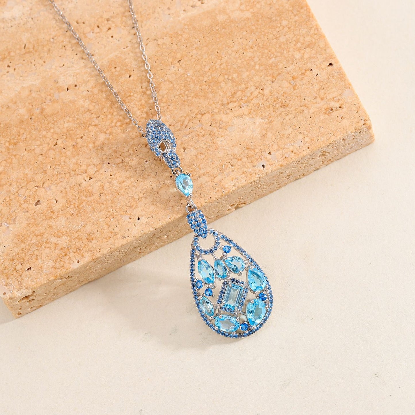 Collar con colgante de lágrima de topacio azul natural y piedras preciosas multicolores, diseño original artesanal de Kemstone | Plata de ley S925 | Cadena de 45 cm