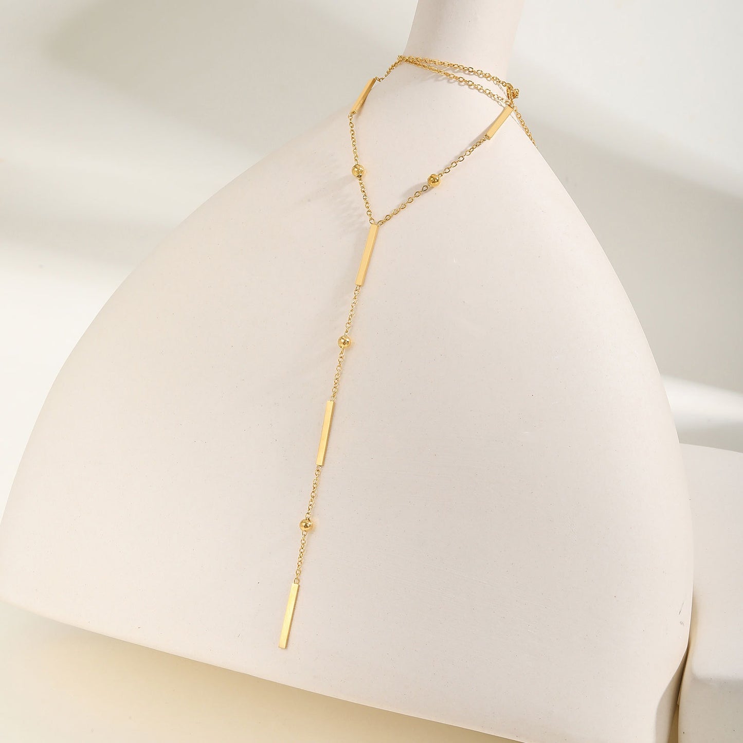 Collar minimalista Kemstone de acero inoxidable con borlas en forma de Y y cuentas espaciadoras cuadradas: detalles dorados atemporales para una elegancia cotidiana NC-2049