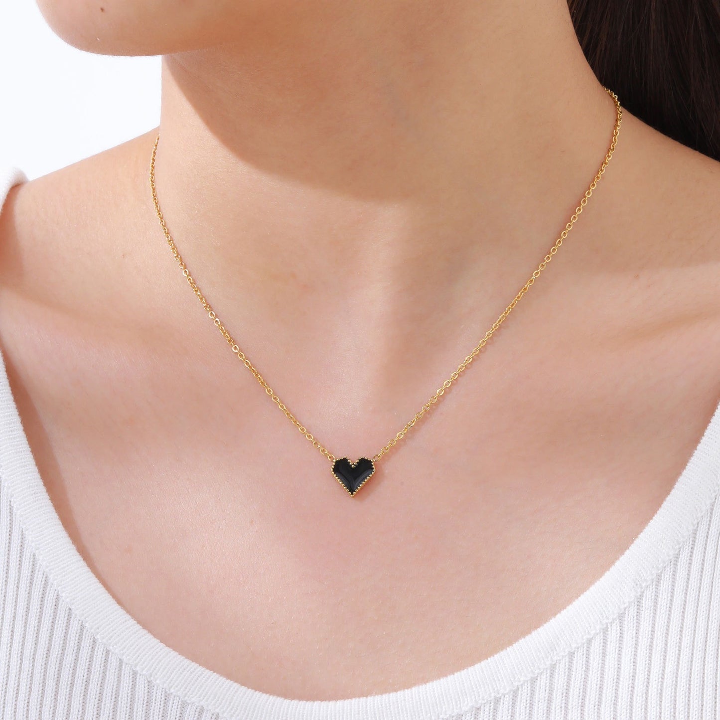 Elegante collar dorado de acero inoxidable con esmalte negro y forma de corazón para mujer NC-1327