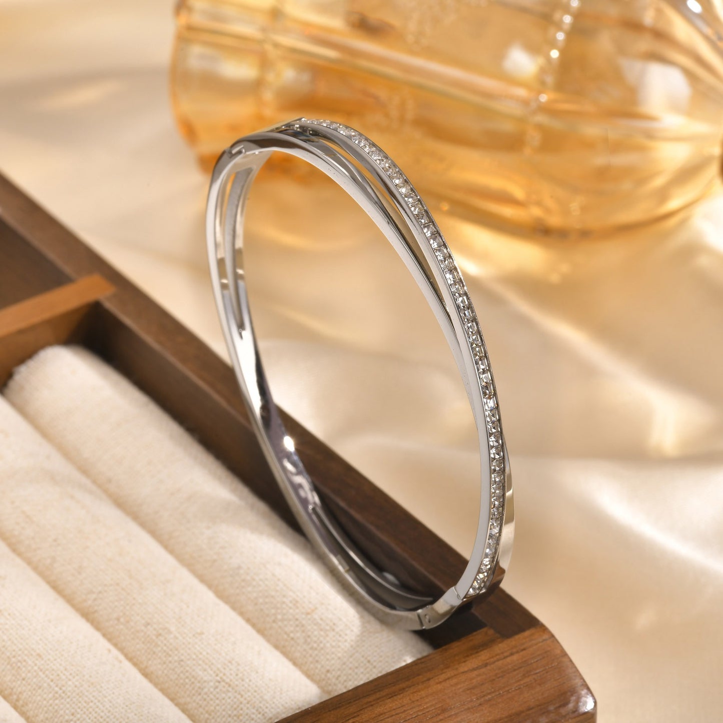 Brazalete con bisagras de circonitas lisas para mujer: joyería elegante y versátil B-547