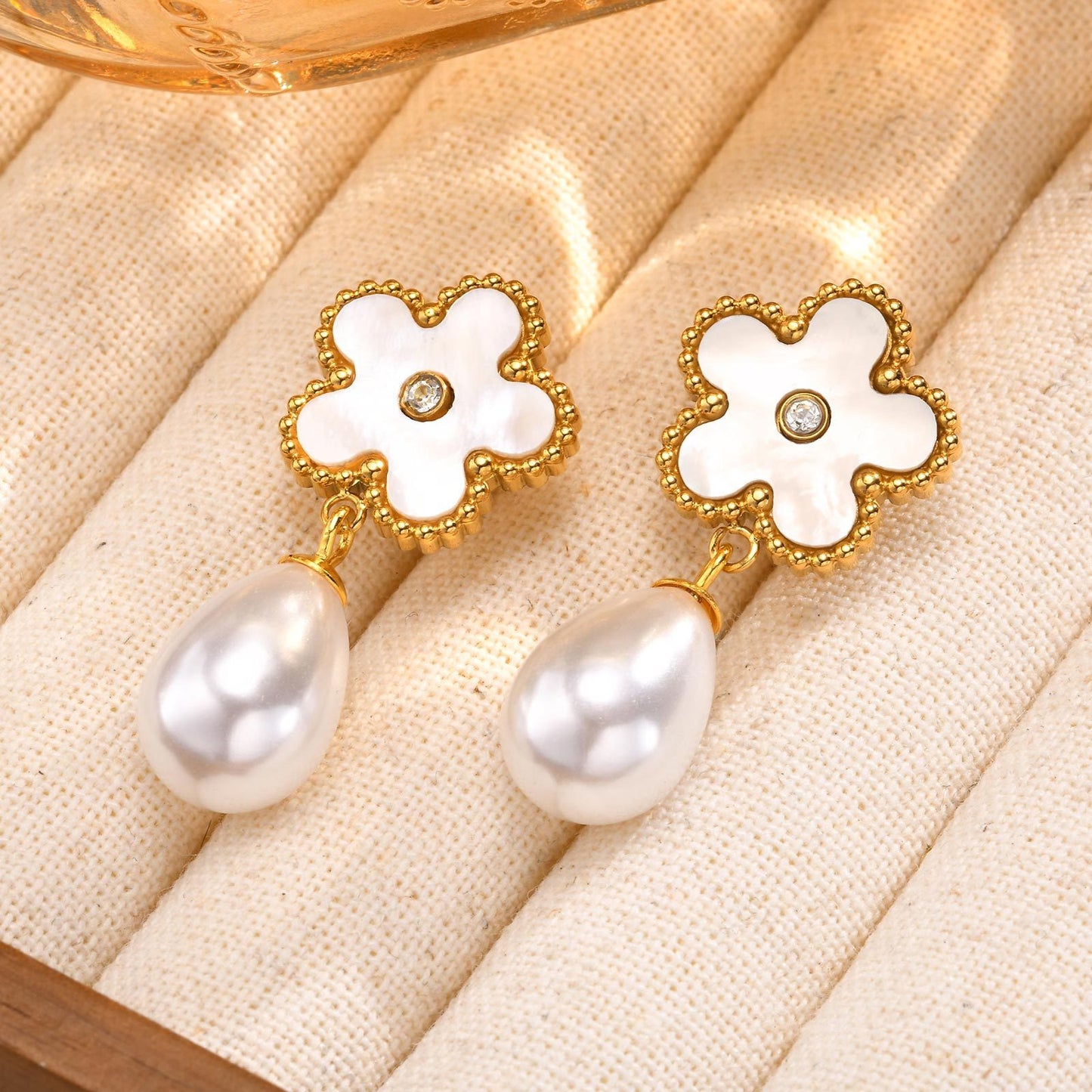 Orecchini Kemstone in acciaio inossidabile con catena floreale in zirconia e gocce di perle finte – Eleganza dorata per lo scintillio quotidiano ED-782